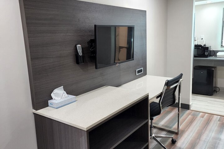 Travelodge by Wyndham Fullerton Near Anaheim