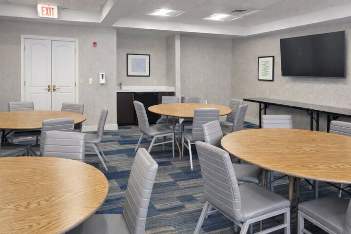 Holiday Inn Express & Suites Winner by IHG