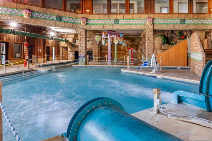 Polynesian Hotel Wisconsin Dells - Near Noahs Ark