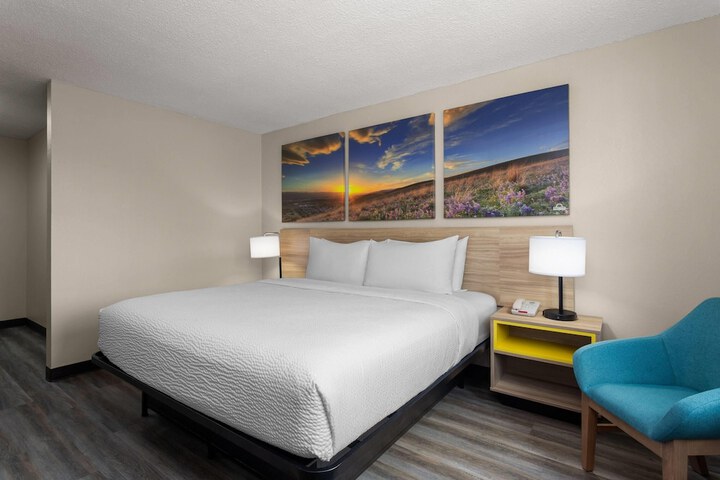 Days Inn and Suites by Wyndham Hammond IN