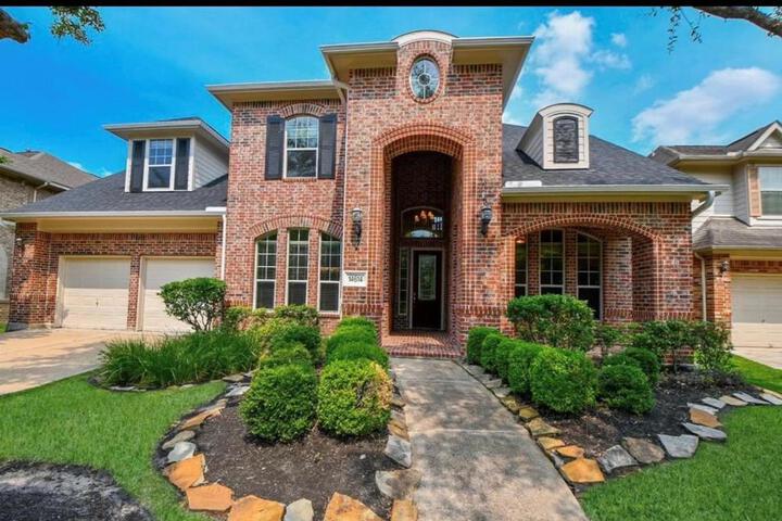 Bedroom with 3.5-Bathroom near Golf Course!
