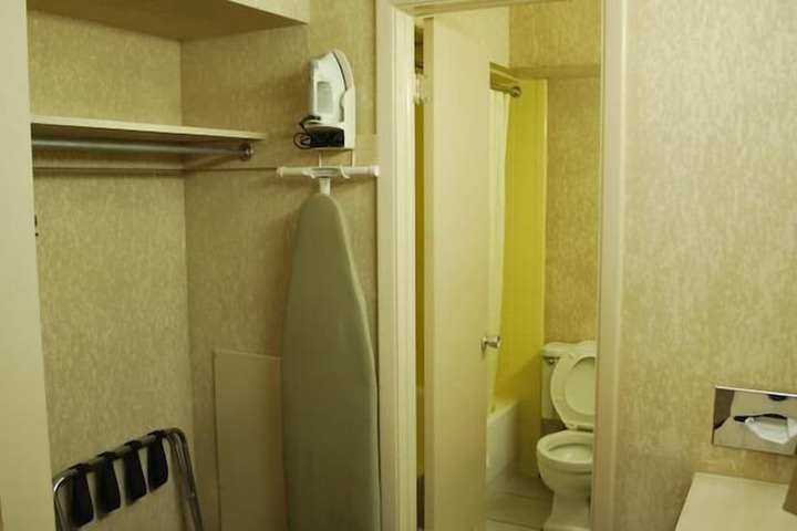 Room 16 of 36