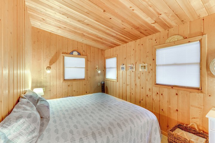 Bayfront Retreat w / Private Beach in Birch Bay