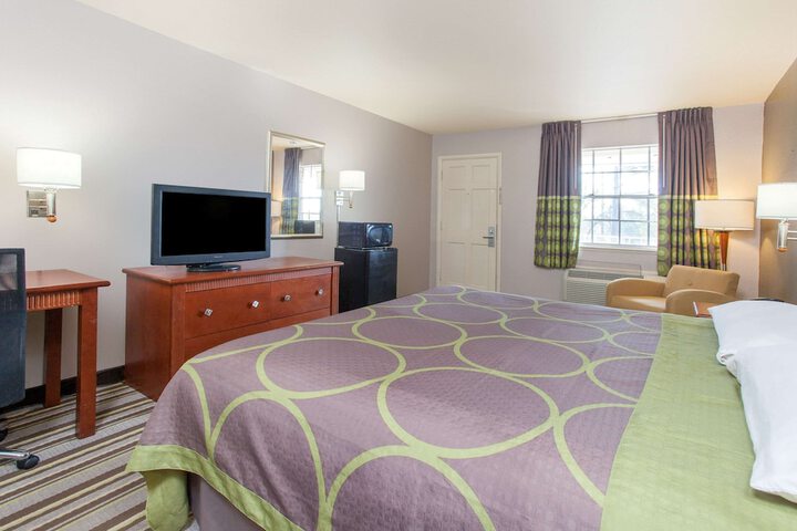 Room 6 of 11