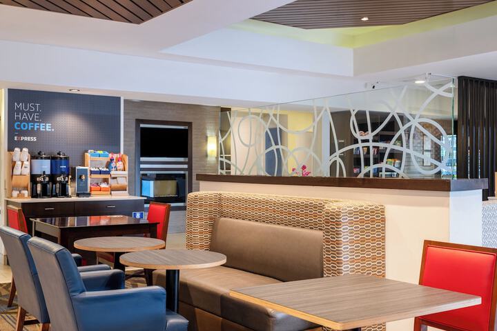 Holiday Inn Express & Suites Chicago-Libertyville by IHG