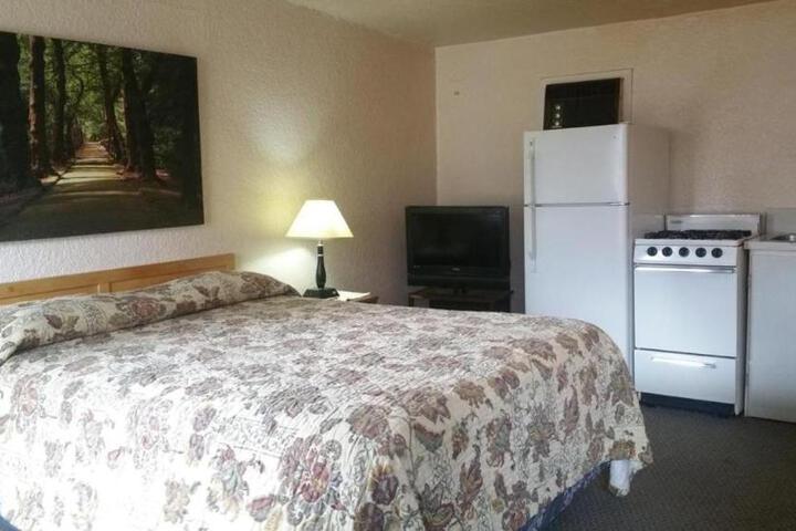 Evergreen Motel