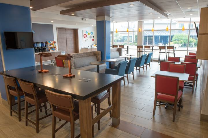 Holiday Inn Express & Suites Warsaw - E Center by IHG