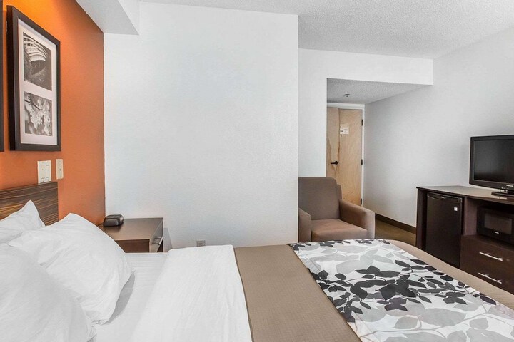 Room 16 of 40