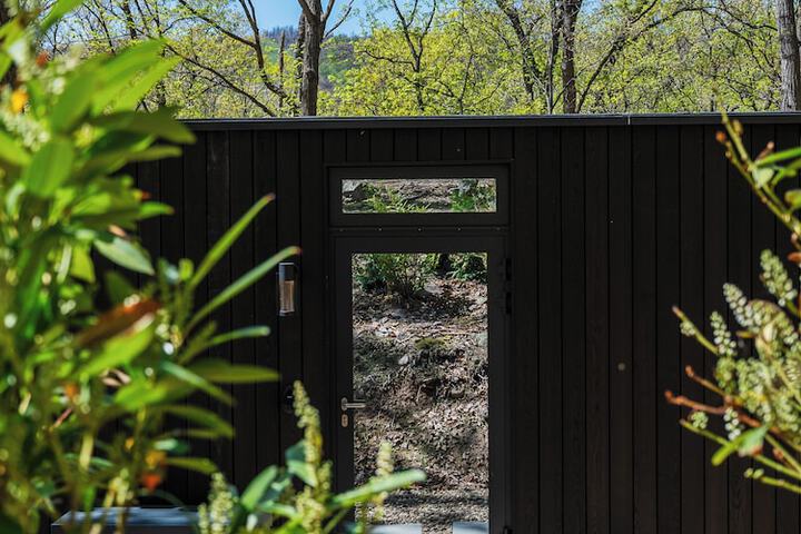 Mirror Villas - Modern Retreat with private hot tubs and mountain view