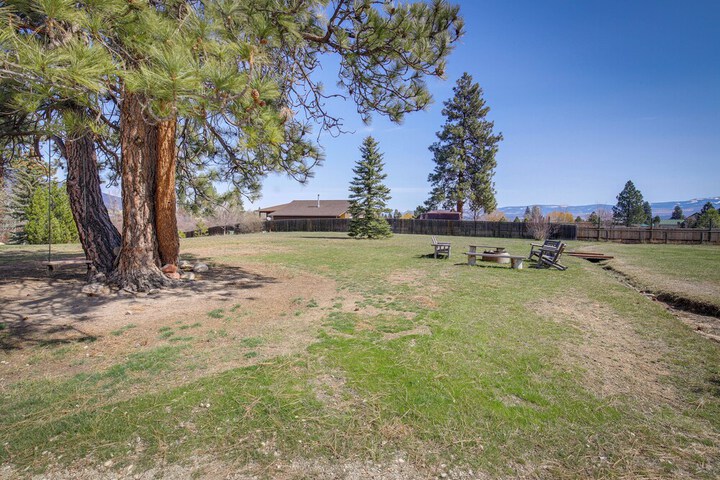 Pet-friendly Victor Home w / Fire Pit & Large Yard!