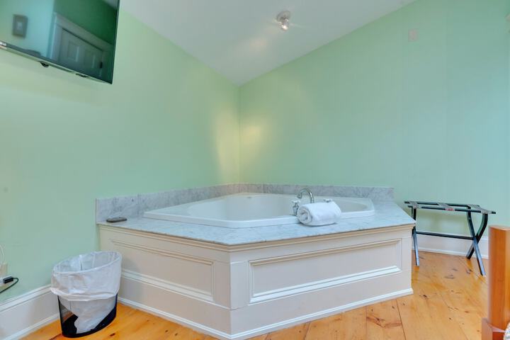 Hot Tub 55 of 56