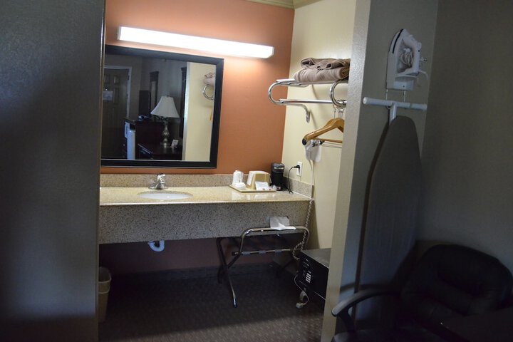 Room 10 of 16