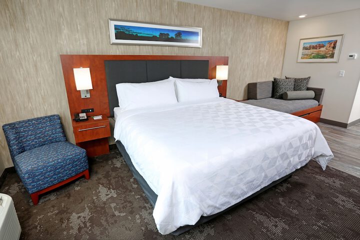 Holiday Inn & Suites Sioux Falls - Airport by IHG