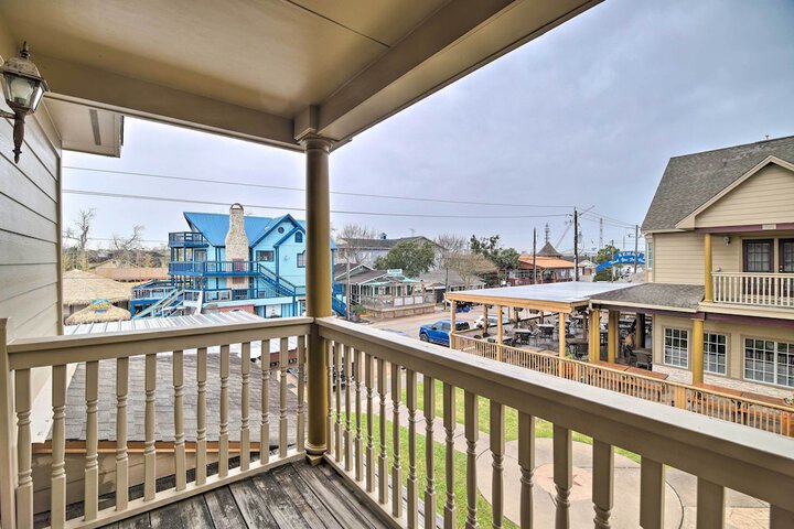 Apt w / Balconies - Steps to Kemah Boardwalk!