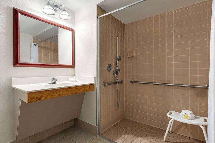 Super 8 by Wyndham Germantown / Milwaukee