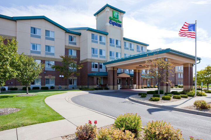 Holiday Inn Express & Suites Vadnais Heights by IHG