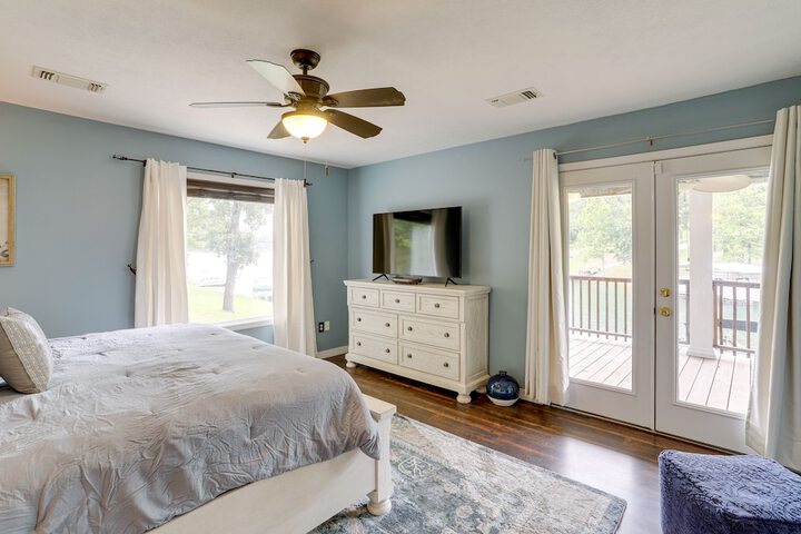 Lakefront Horseshoe Bend Home w / Boat Dock!