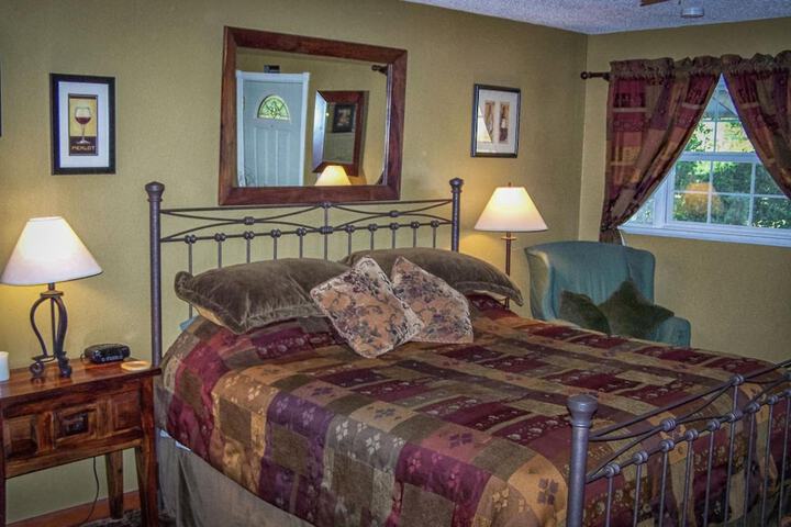 Holiday Lodge on Canyon Lake
