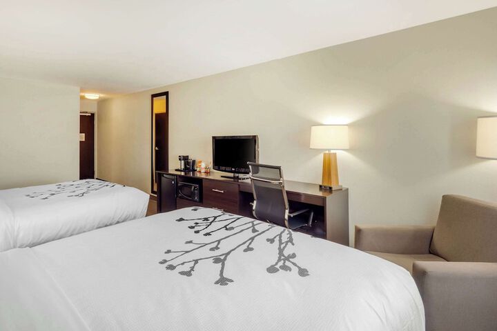 Room 32 of 47