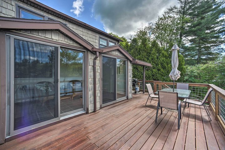 Picturesque Cottage With Sunroom on Ashmere Lake!