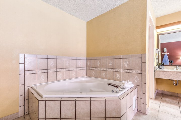 Hot Tub 43 of 44