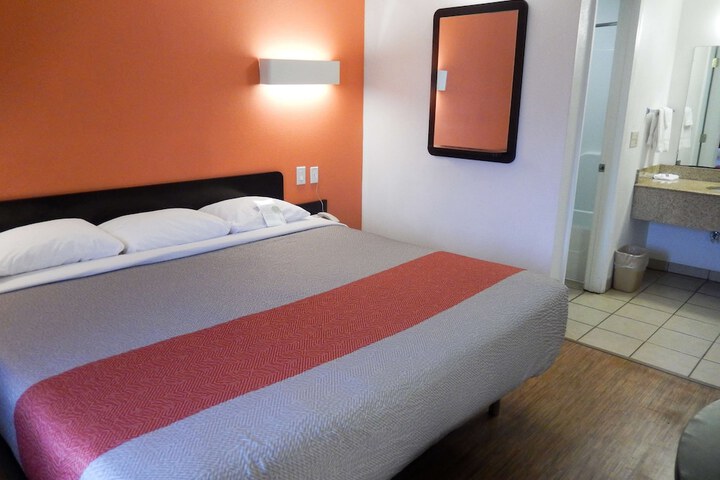 Room 8 of 24