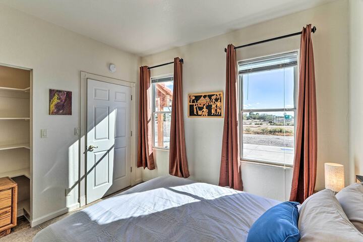 Eloy Desert Oasis w / Courtyard & Pool Access!