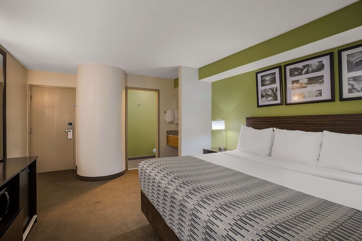 Room 22 of 28