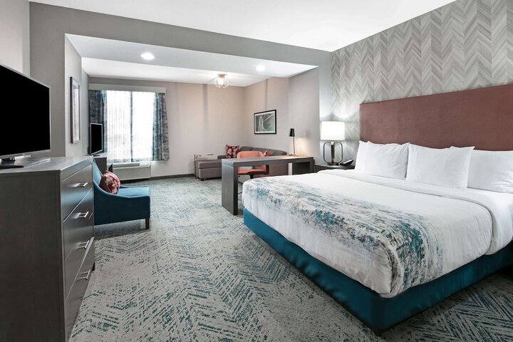 La Quinta Inn & Suites by Wyndham DFW Airport West-Glade