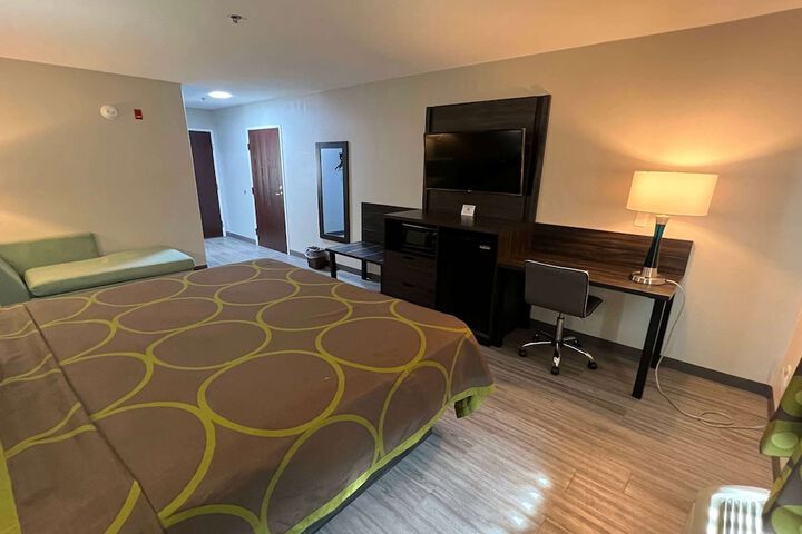 Super 8 by Wyndham Lake Charles / Sulphur