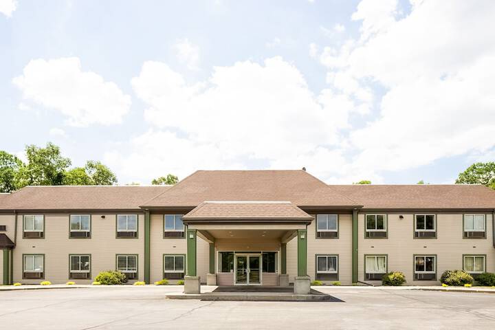 Econo Lodge Whitehall near Michigans Adventure