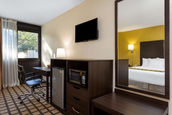 Room 11 of 30