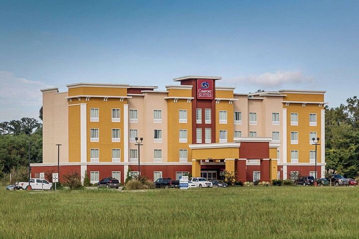 Comfort Suites near Tanger Outlet Mall