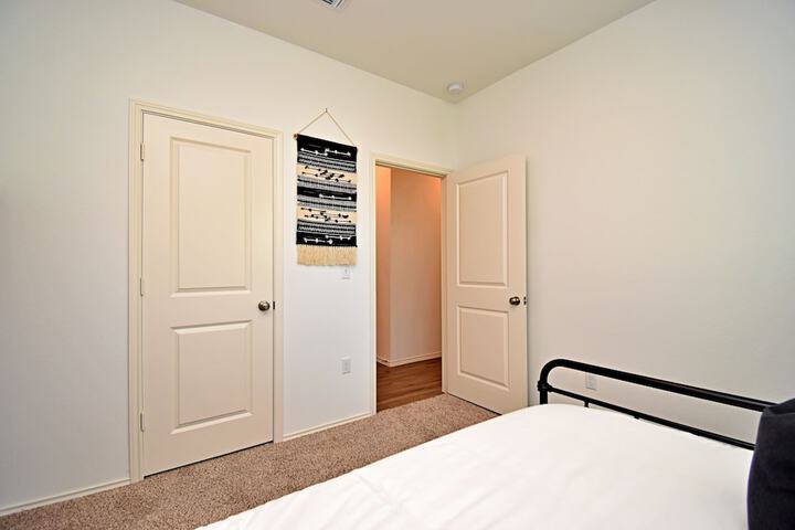 Long-term Stays Family-friendly Communal Pool!