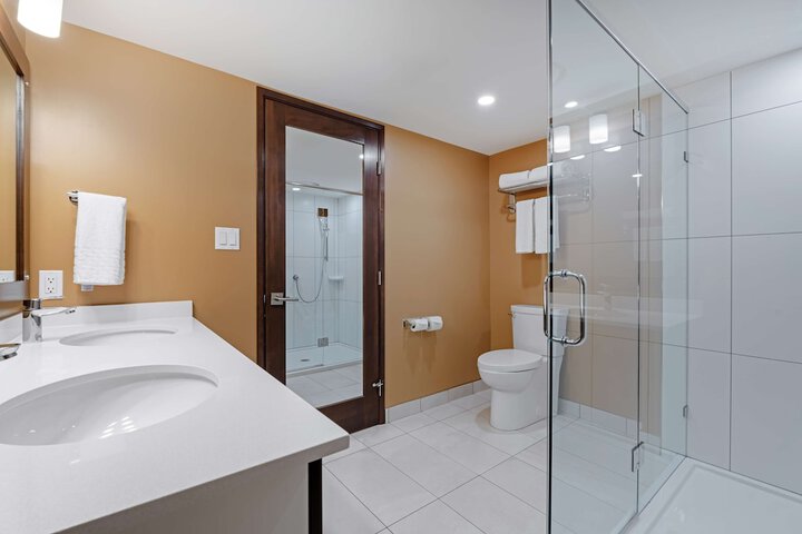 Best Western Plus Emerald Isle Hotel