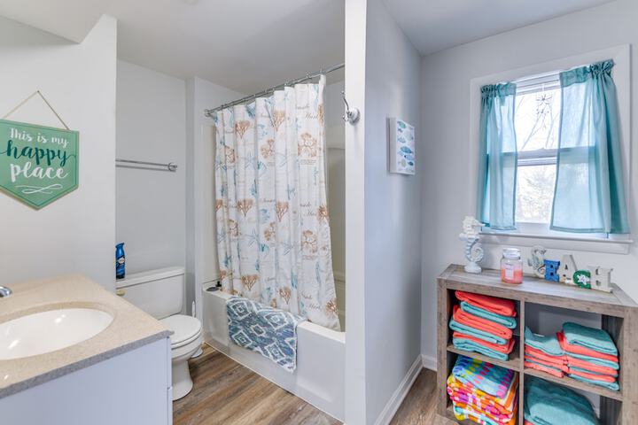 Adorable Cottage: Fire Pit Walk to Colonial Beach
