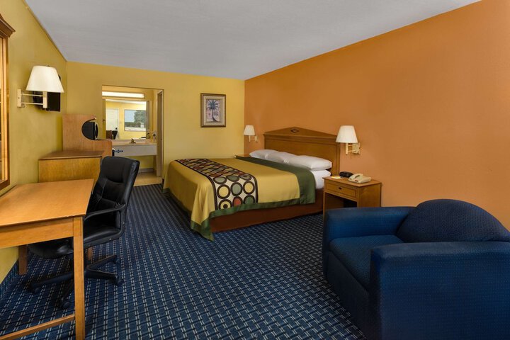 Room 10 of 14