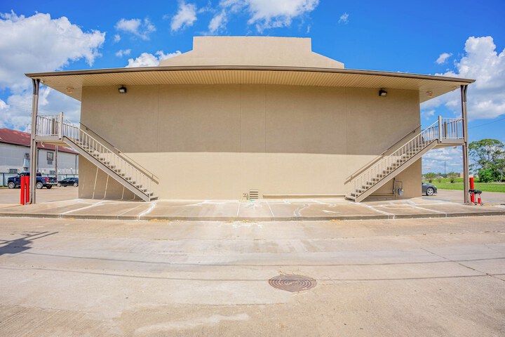 Regency Inn & Suites by OYO Bay City TX