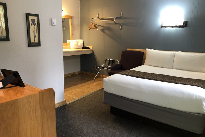 Room 32 of 49