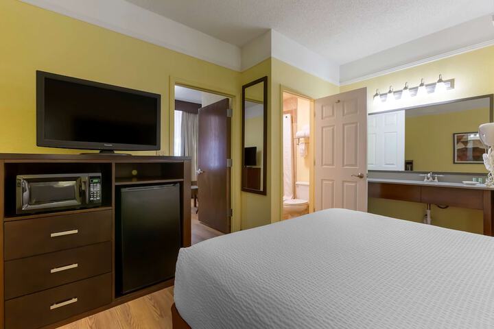 Room 17 of 28