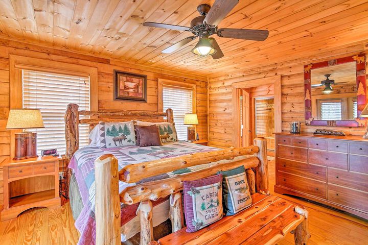 Lake Hartwell Lodge w / Dock Theater + Hot Tub!