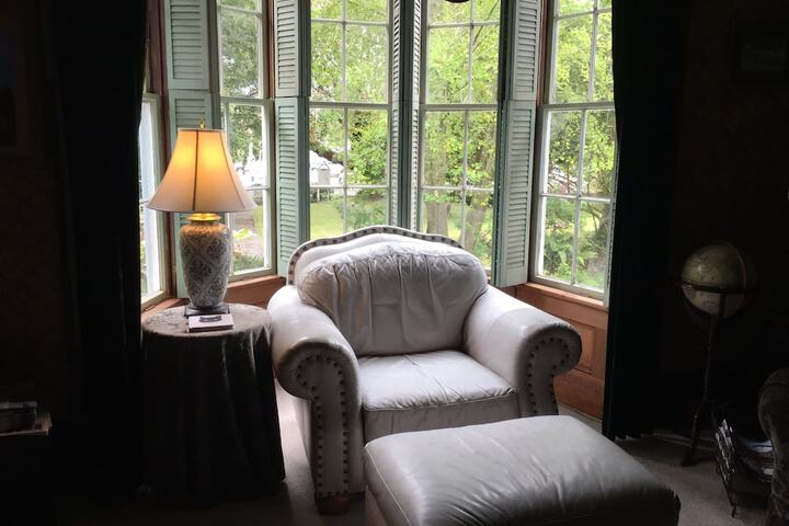 Lounge 32 of 41