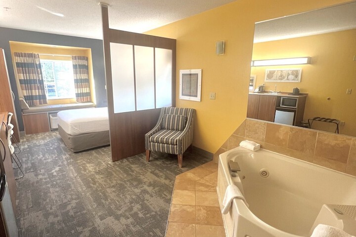 Room 6 of 17