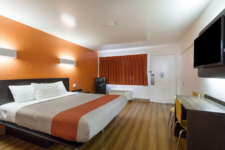 Room 10 of 22