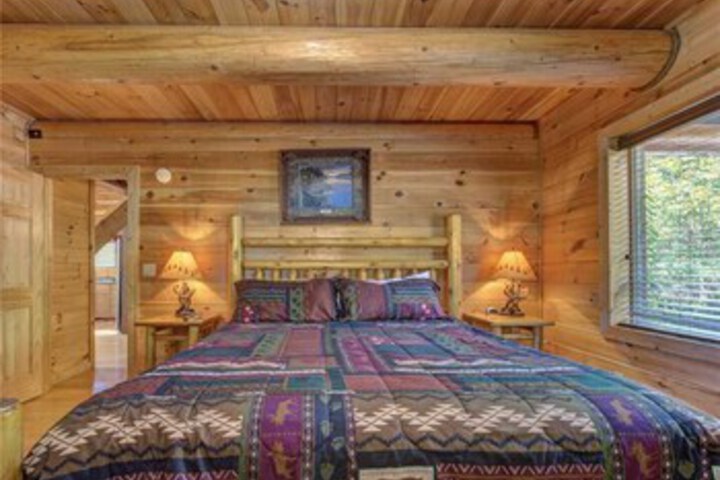 Longwalker Lodge 3 Bedrooms, Hot Tub, Game Room, Sleeps 9