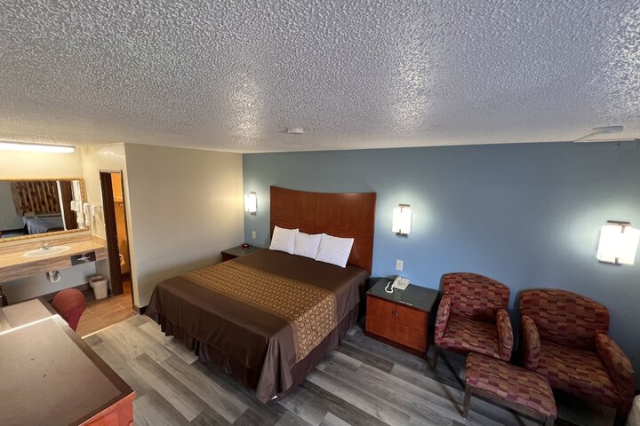Room 8 of 10