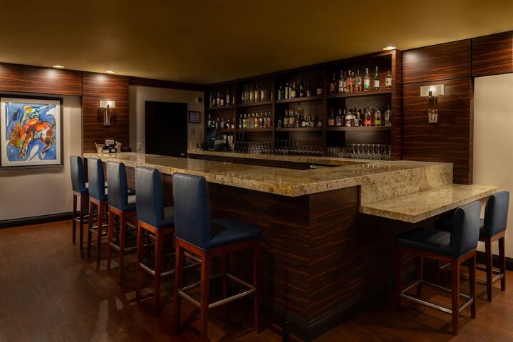 Lounge 21 of 28