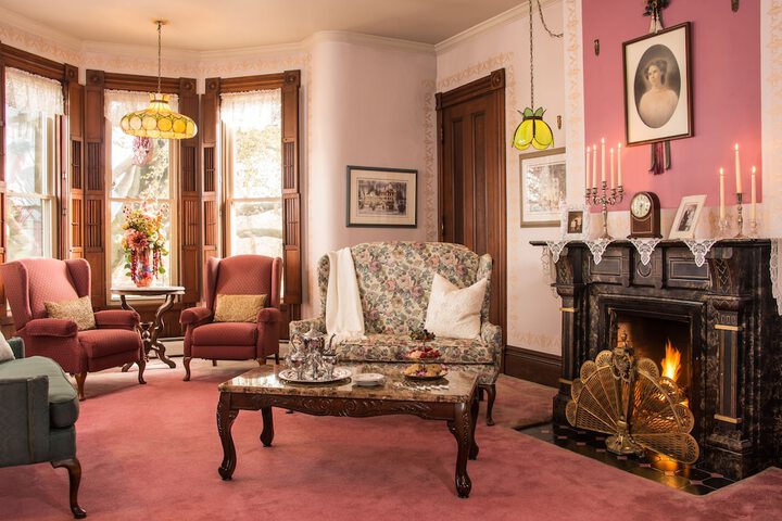 Lounge 36 of 49