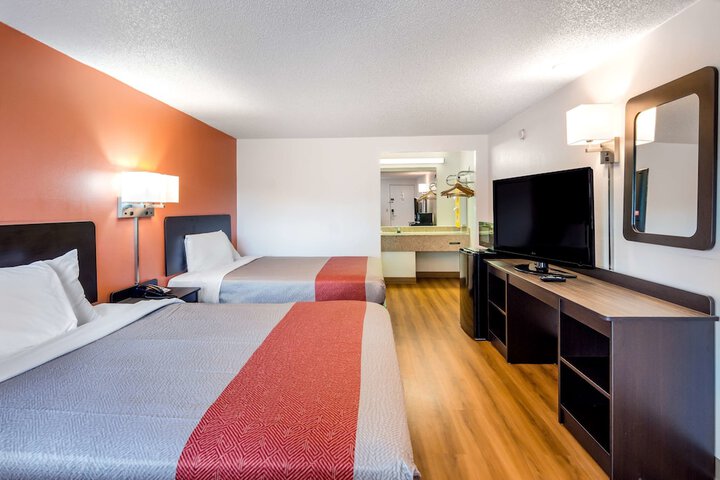 Room 18 of 28