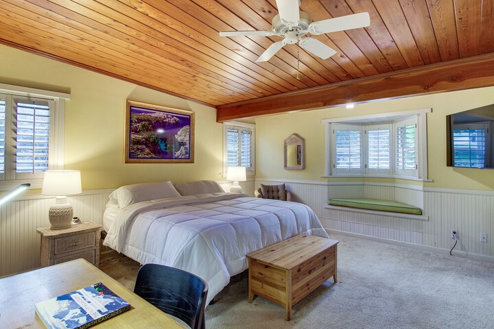 Puget Sound Cottage w / Private Community Beach!